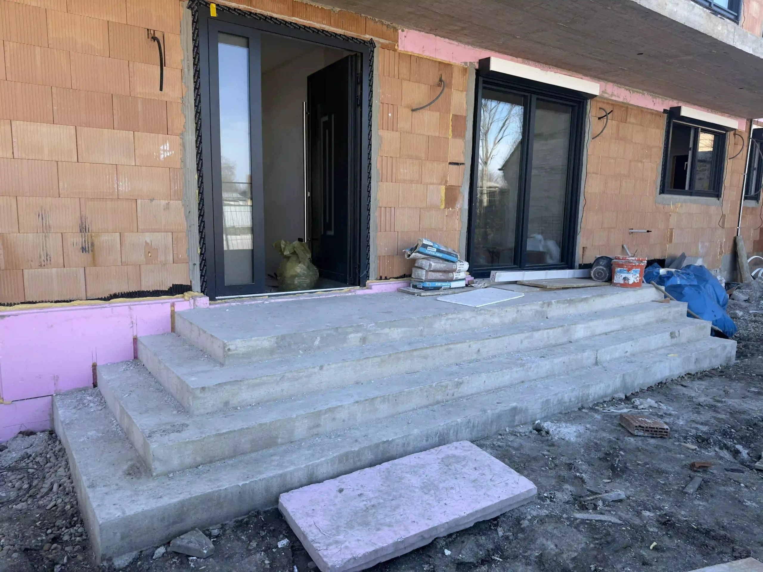 Bagger Wien – EMK Erdbau GmbH – Einfamilienhaus – Treppe – Rohbau Rohbau eines Einfamilienhauses durch die EMK Erdbau GmbH