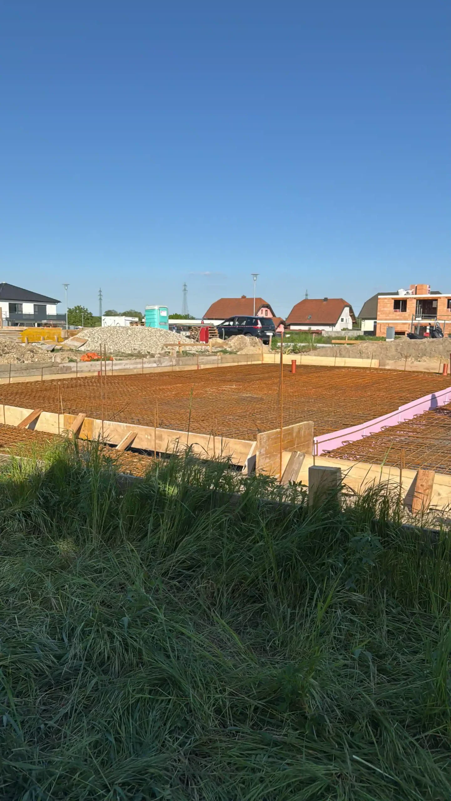 Bagger Wien – EMK Erdbau GmbH – Fundamentaushub – Fundament – Erdarbeiten Rohbau eines Einfamilienhauses durch die EMK Erdbau GmbH - Fundament.