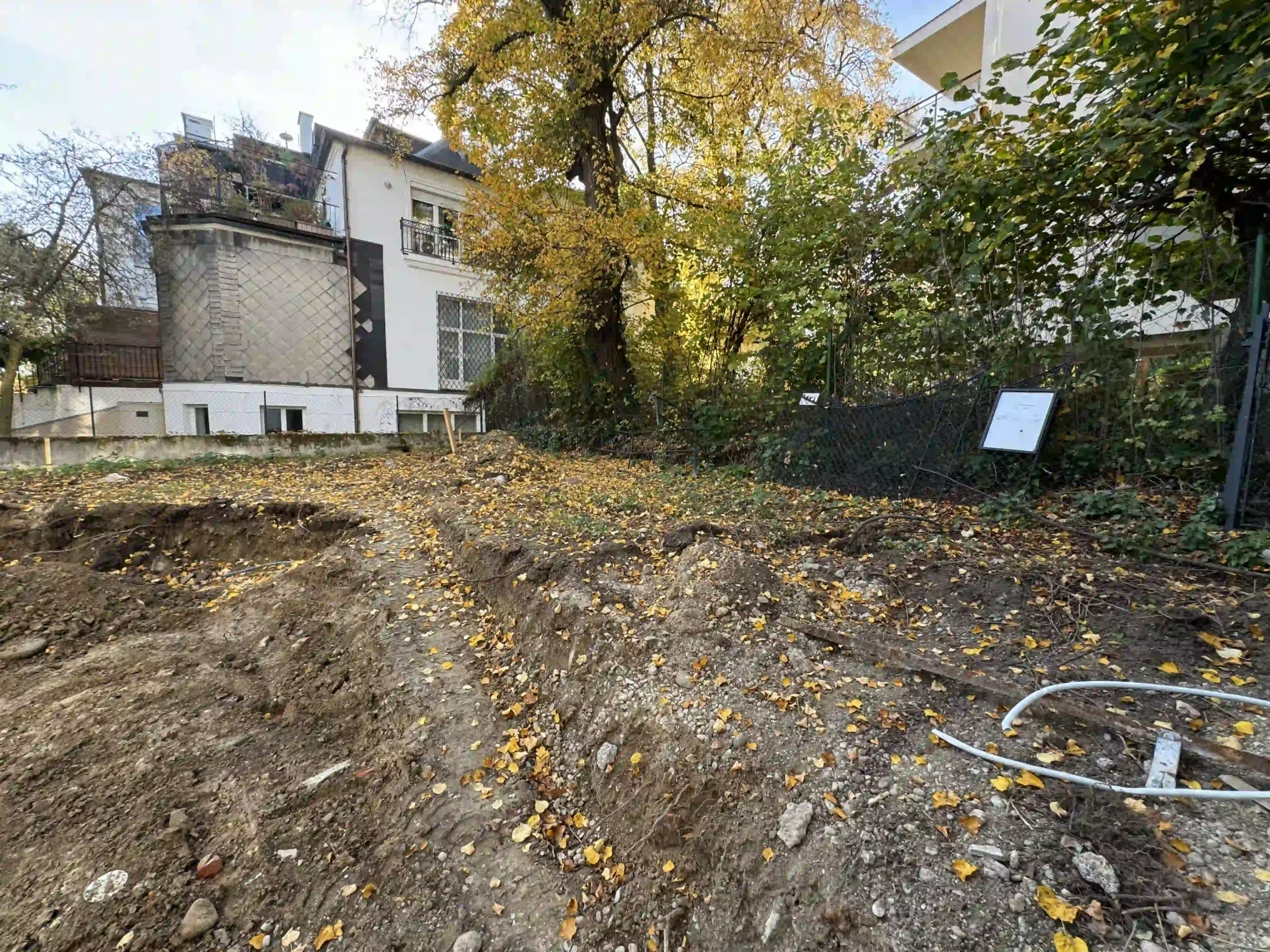 Bagger Wien – EMK Erdbau GmbH – Gartengestaltung – Einfamilienhaus – Bodenanpassung Planierung und Geländeanpassung durch die EMK Erdbau GmbH