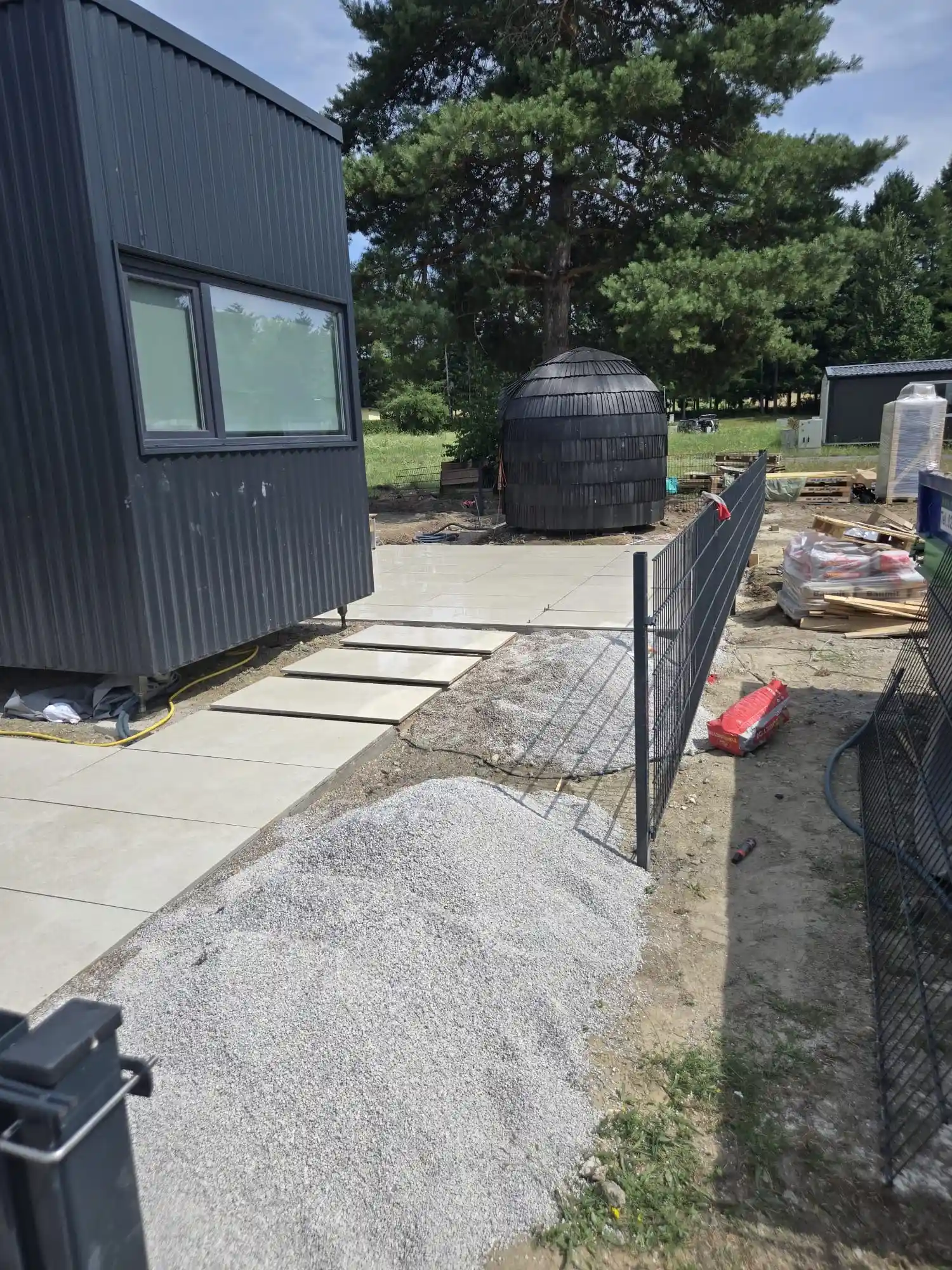 Bagger Wien – EMK Erdbau GmbH – Gartengestaltung – Einfamilienhaus Bau einer Einfahrt und eines Weges rund um ein Einfamilienhaus durch die EMK Erdbau GmbH - Plattenverlegung.