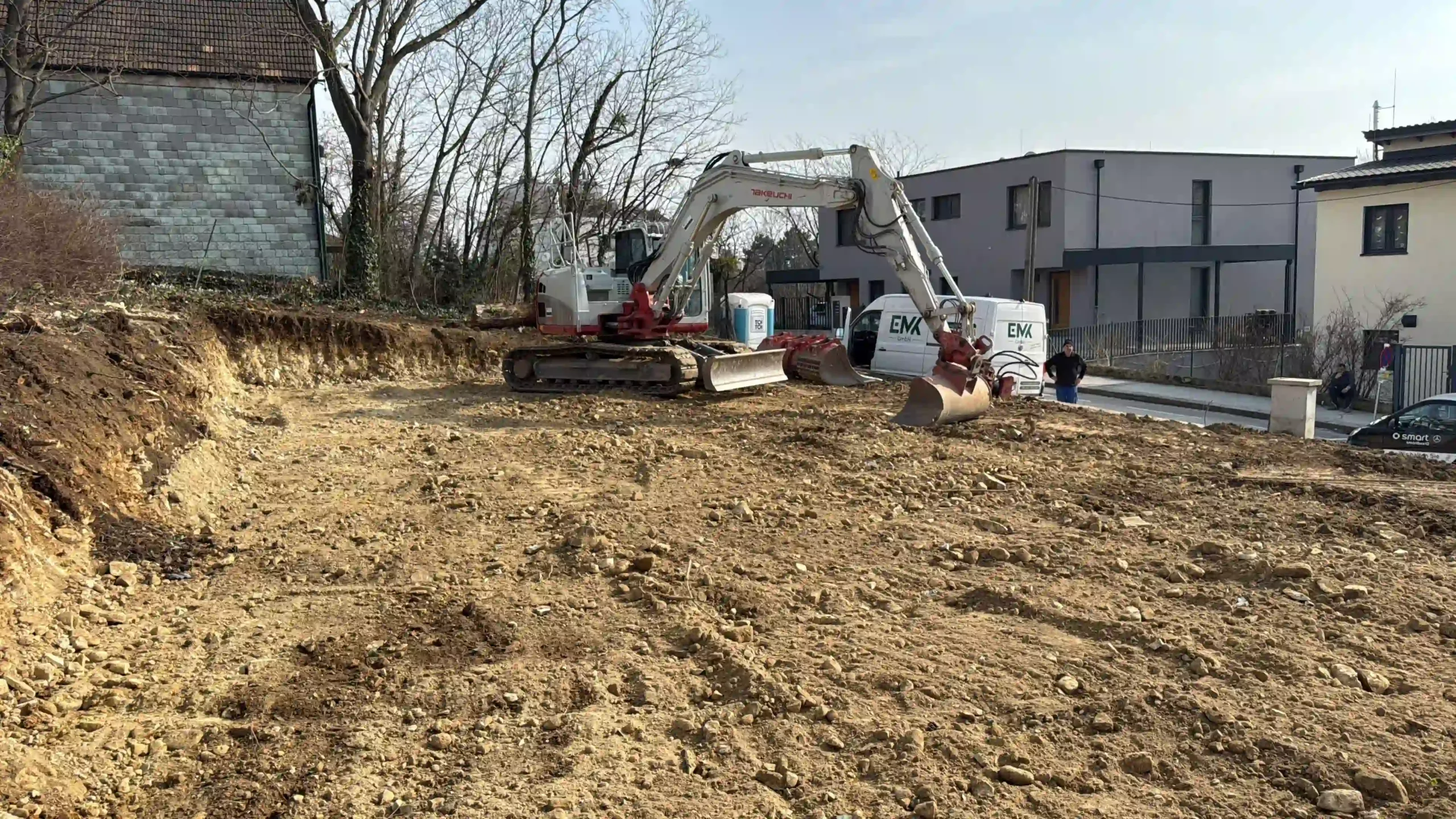 Bagger Wien – EMK Erdbau GmbH – Grabung – Erdarbeiten – Terrainanpassung Planierung und Geländeanpassung durch die EMK Erdbau GmbH