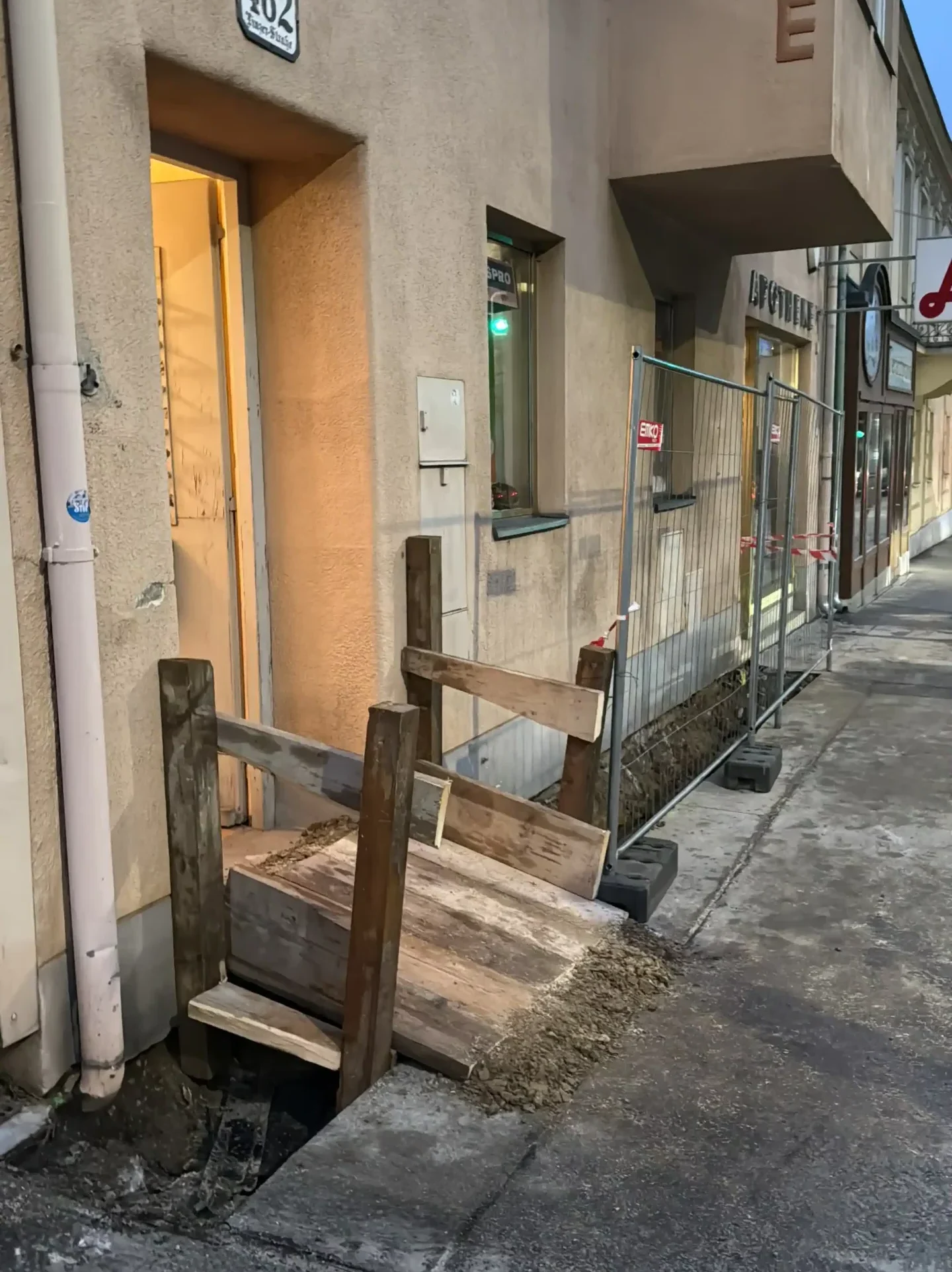 Bagger Wien – EMK Erdbau GmbH – Grabung – Leitungsverlegung – Kanalbau – Drainage