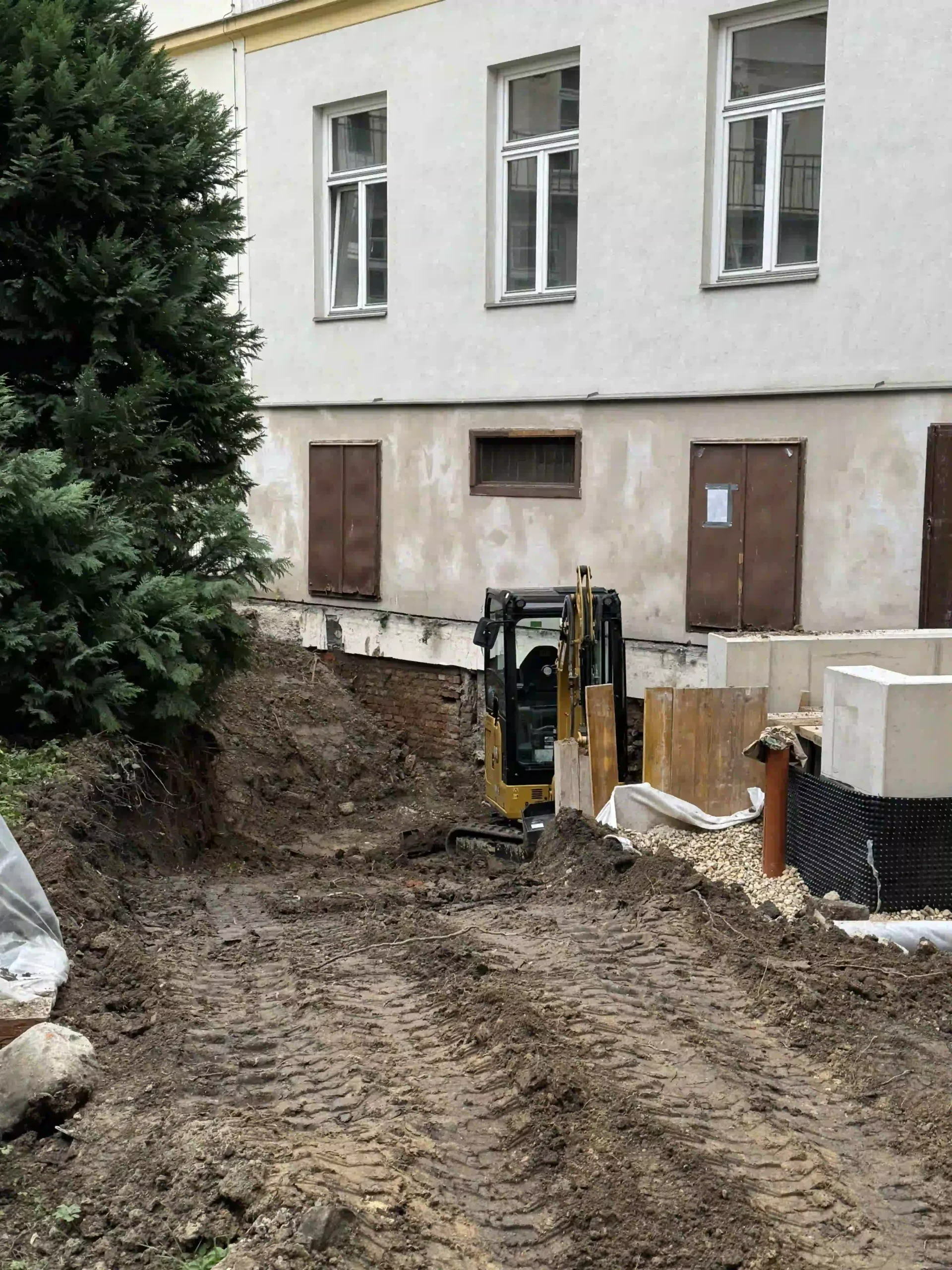 Bagger Wien – EMK Erdbau GmbH – Grabungen – Bodenanpassung Baustelle für Bagger- und Erdarbeiten rund um ein Einfamilienhaus der EMK Erdbau GmbH
