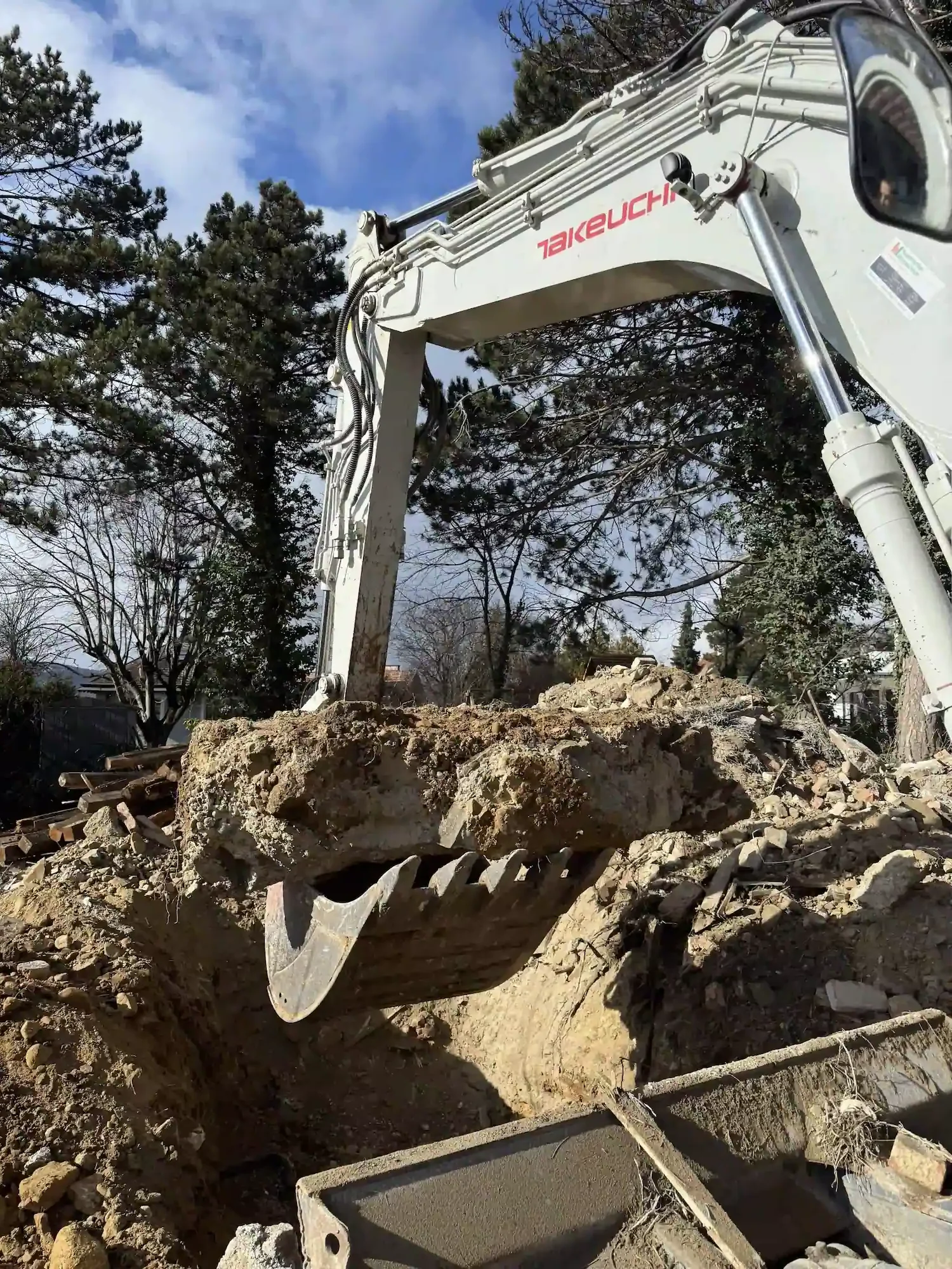 Bagger Wien – EMK Erdbau GmbH – Grabungen Abbrucharbeiten und Abtransport von Bauschutt durch die EMK Erdbau GmbH