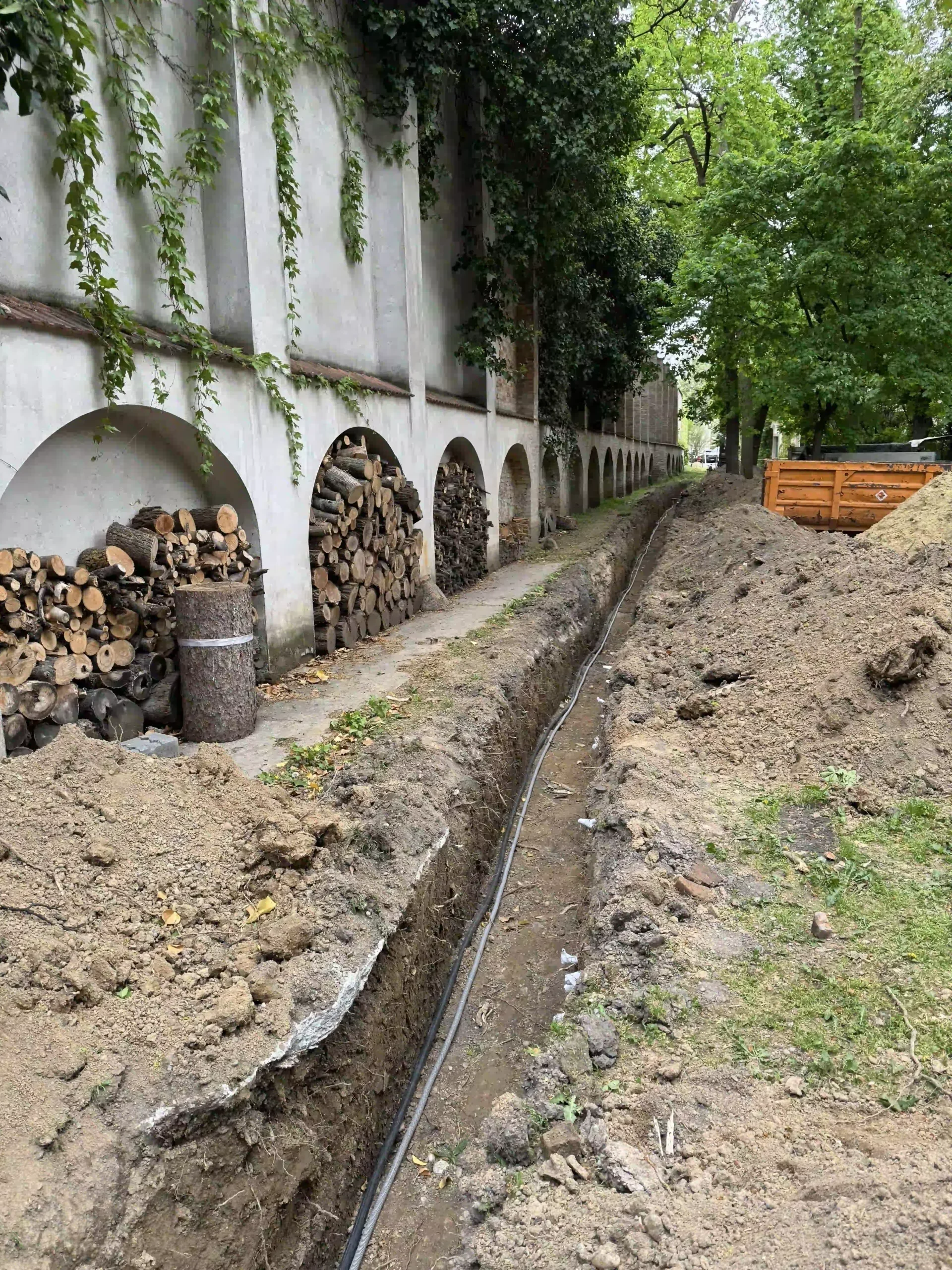 Bagger Wien – EMK Erdbau GmbH – Kanal – Grabung – Leitungsbau EMK Erdbau GmbH bei der Rohr- und Leitungsverlegung