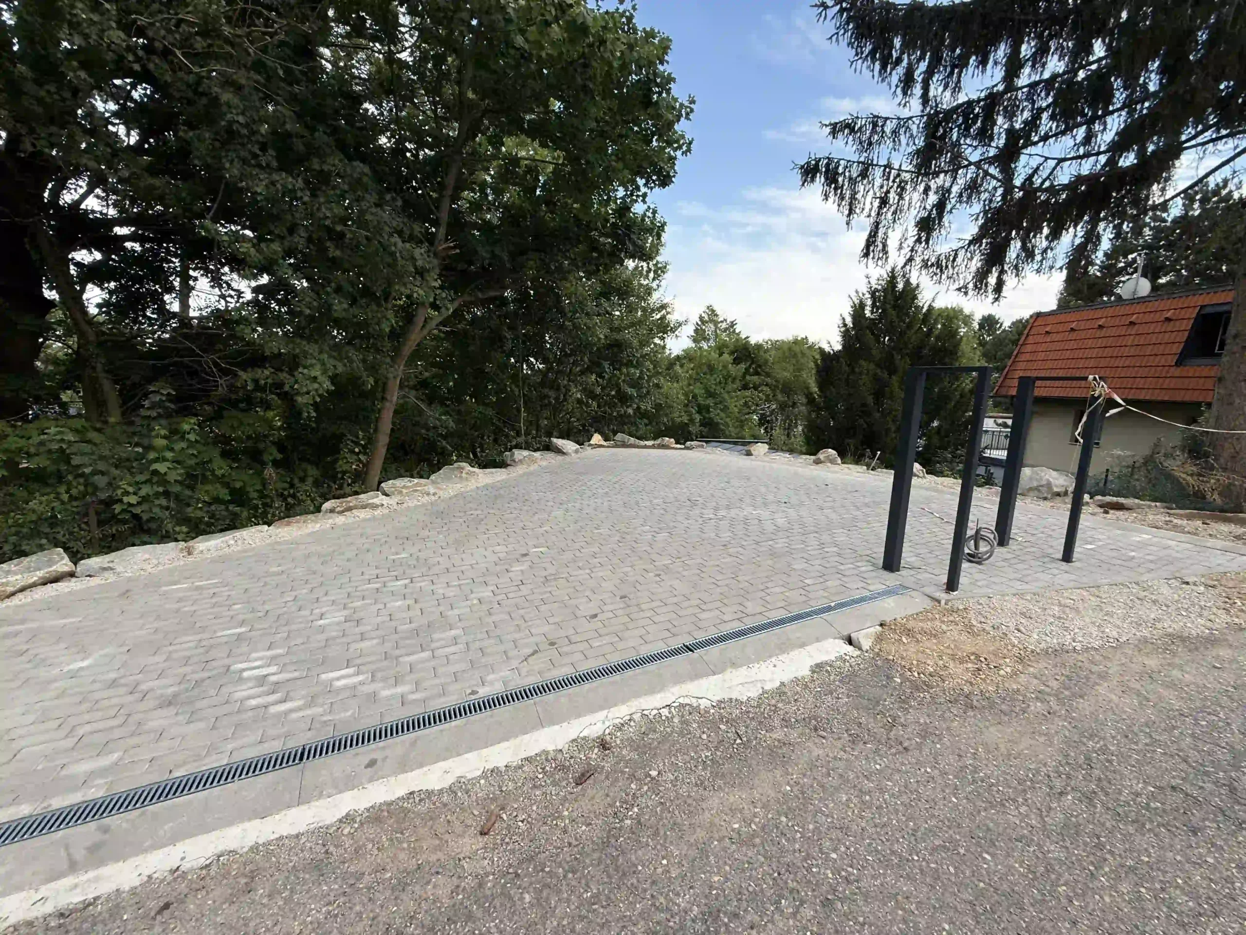 Bagger Wien – EMK Erdbau GmbH – Parkplatz 2 Bau einer Einfahrt und eines Parkplatzes durch die EMK Erdbau GmbH.