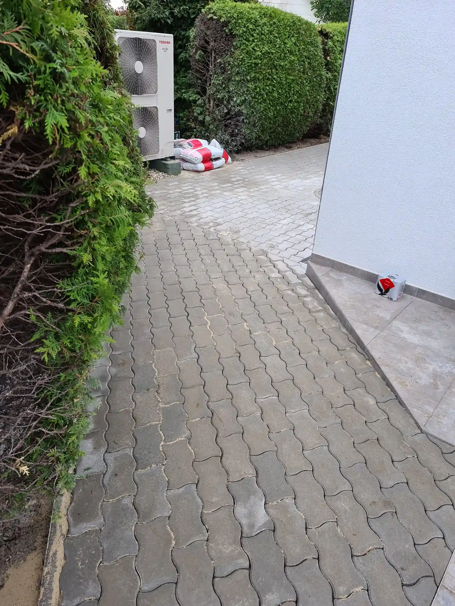 Bagger Wien – EMK Erdbau GmbH – Pflastersteine – Wegbau – Garten Bau einer Einfahrt und eines Weges rund um ein Einfamilienhaus durch die EMK Erdbau GmbH.