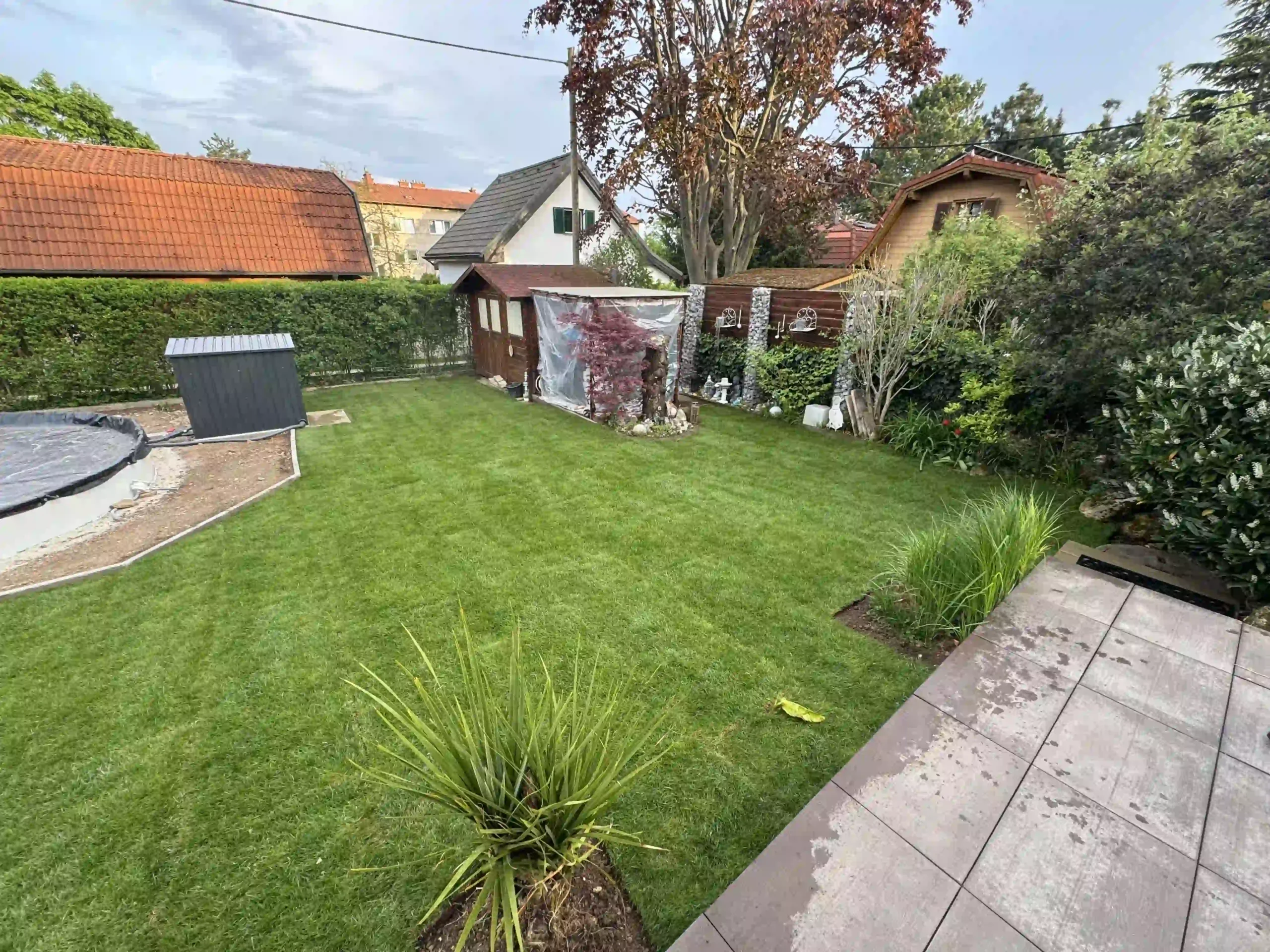 Bagger Wien – EMK Erdbau GmbH – Poolbau – Gartengestaltung 3 Poolbau und Gartengestaltung für ein Einfamilienhaus durch die EMK Erdbau GmbH