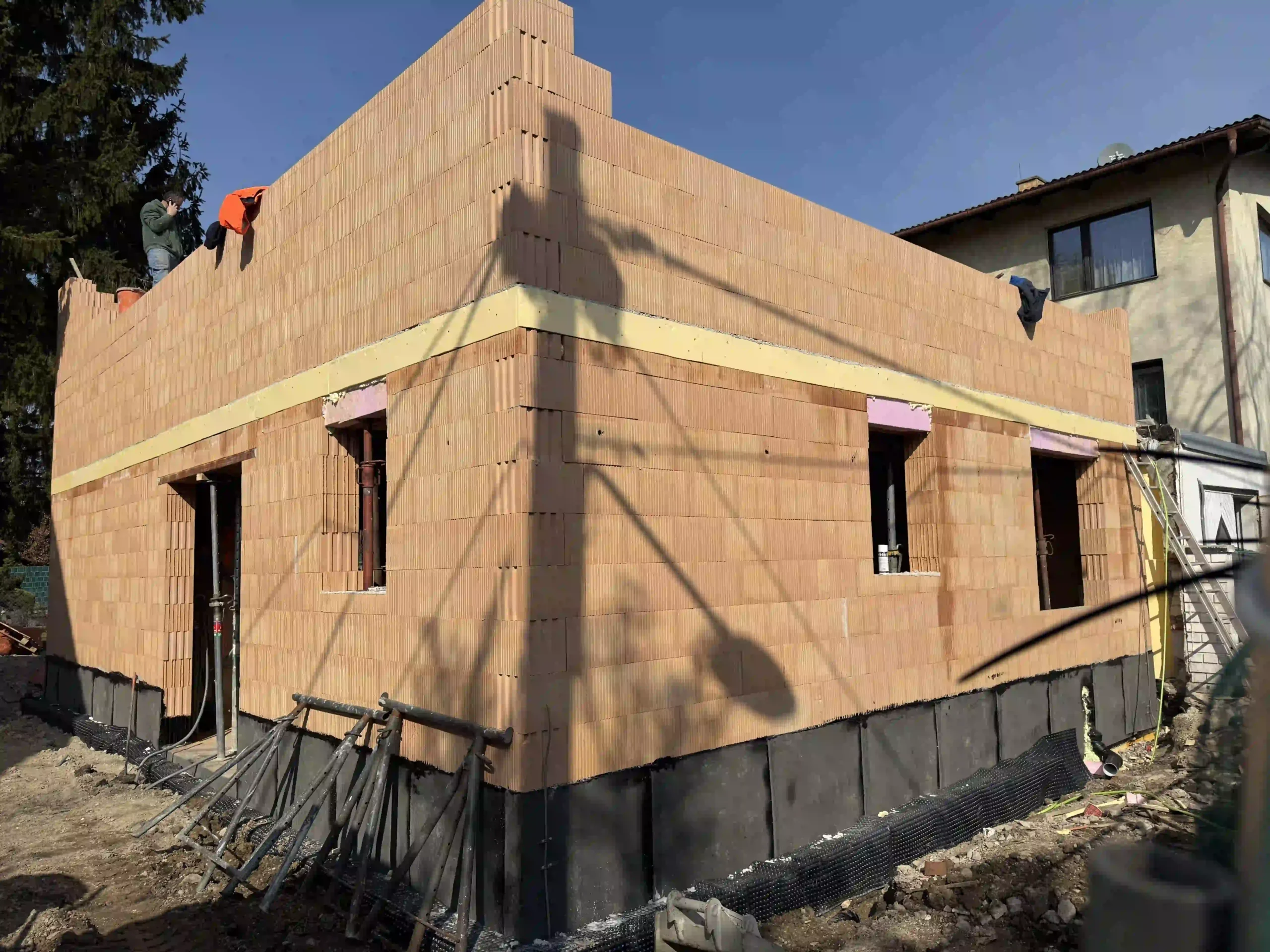Bagger Wien – EMK Erdbau GmbH – Rohbau 3 Rohbau eines Einfamilienhauses durch die EMK Erdbau GmbH - Ziegelwand.