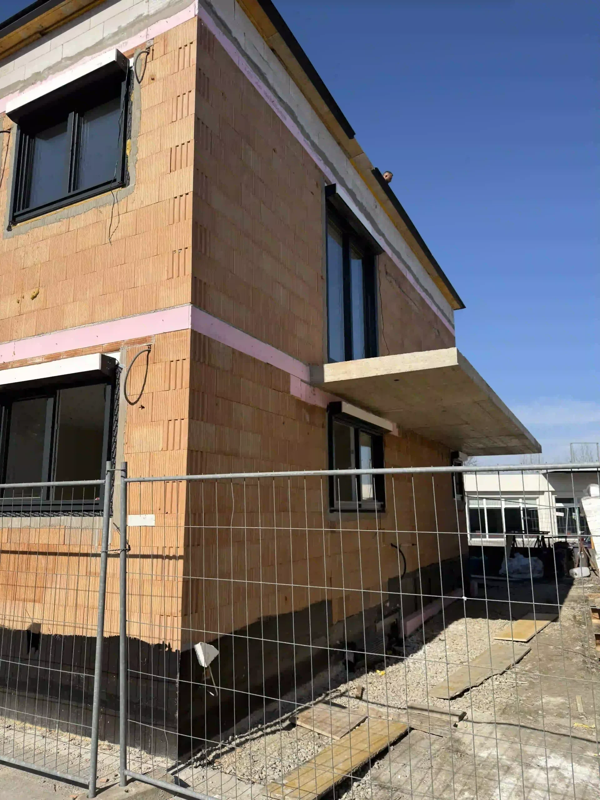 Bagger Wien – EMK Erdbau GmbH – Rohbau – Einfamilienhaus – Balkon Rohbau eines Einfamilienhauses durch die EMK Erdbau GmbH