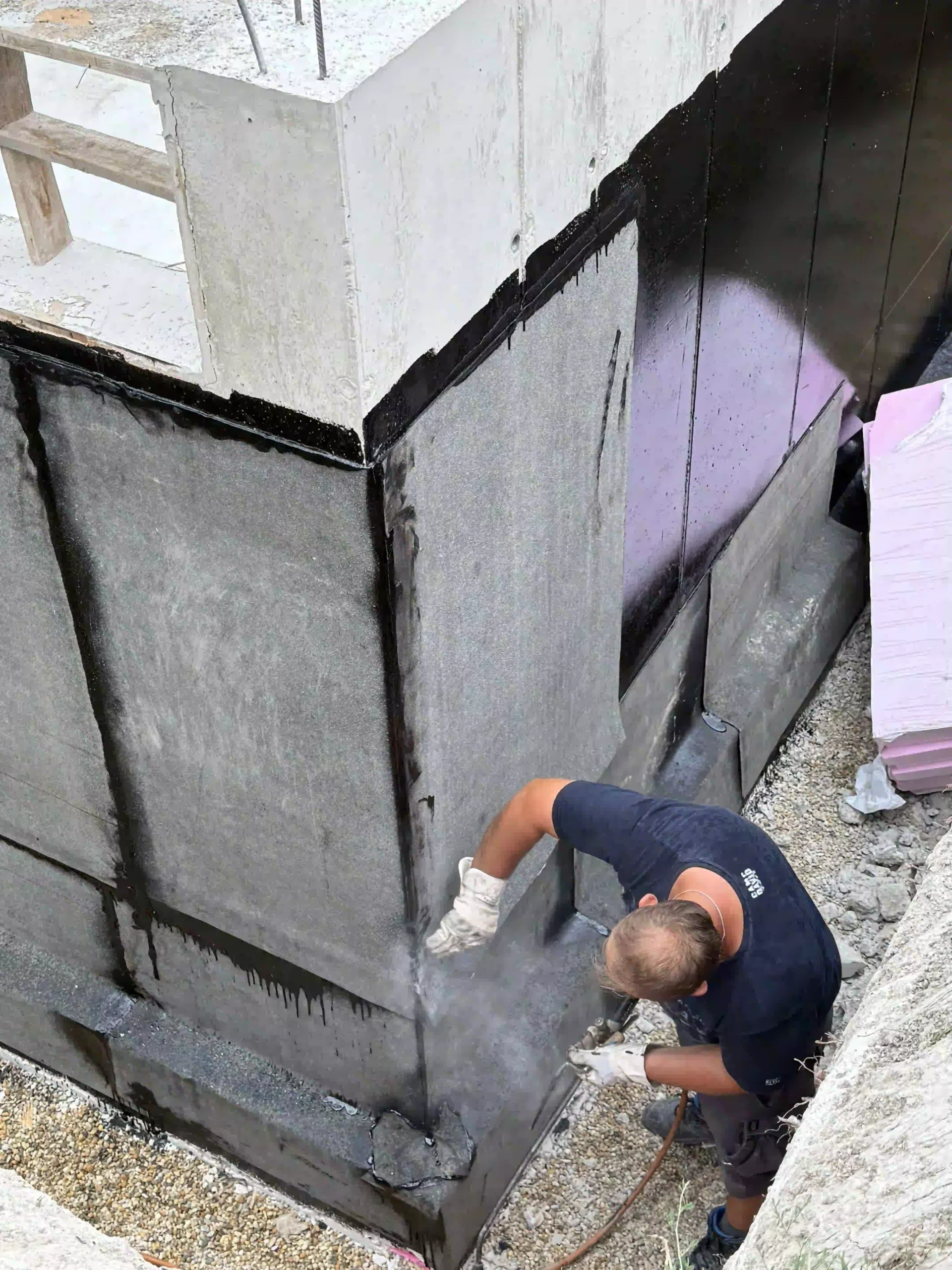 Bagger Wien – EMK Erdbau GmbH – Rohbau – Einfamilienhaus – Drainage Rohbau eines Einfamilienhauses durch die EMK Erdbau GmbH - Isolierung.