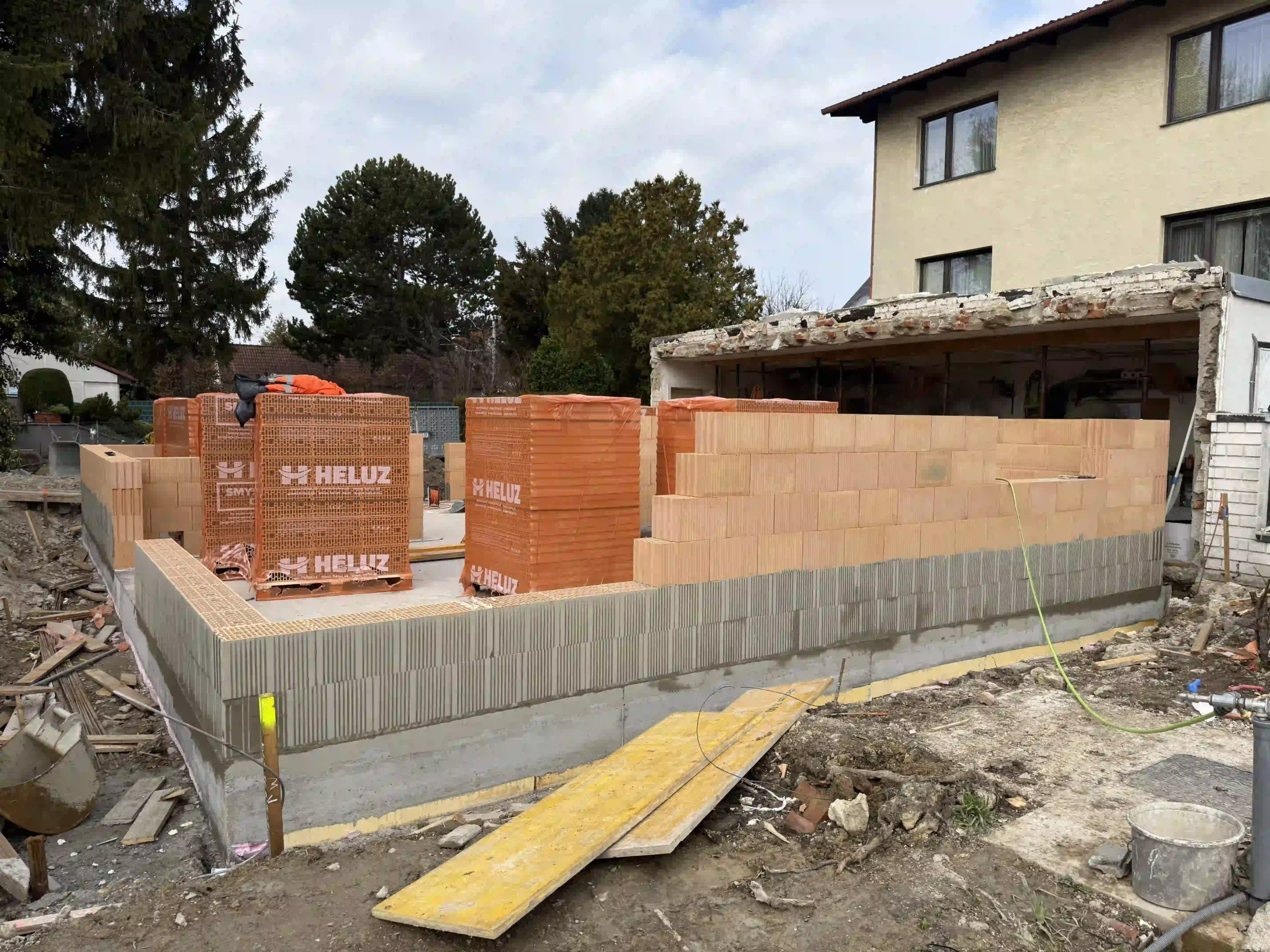 Bagger Wien – EMK Erdbau GmbH – Rohbau – Einfamilienhaus Rohbau eines Einfamilienhauses durch die EMK Erdbau GmbH - Wandaufbau durch Ziegeln.