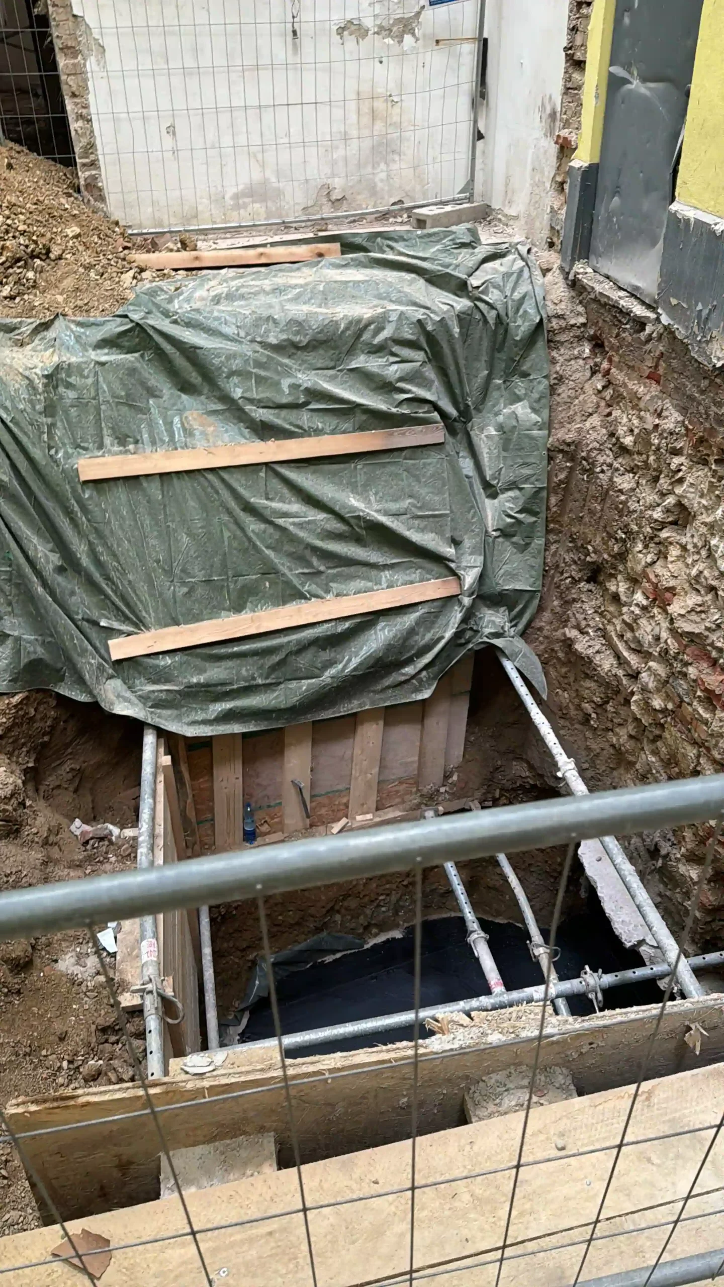 Bagger Wien – EMK Erdbau GmbH – Sickerschacht 1 Bau eines Sickerschachts durch die EMK Erdbau GmbH