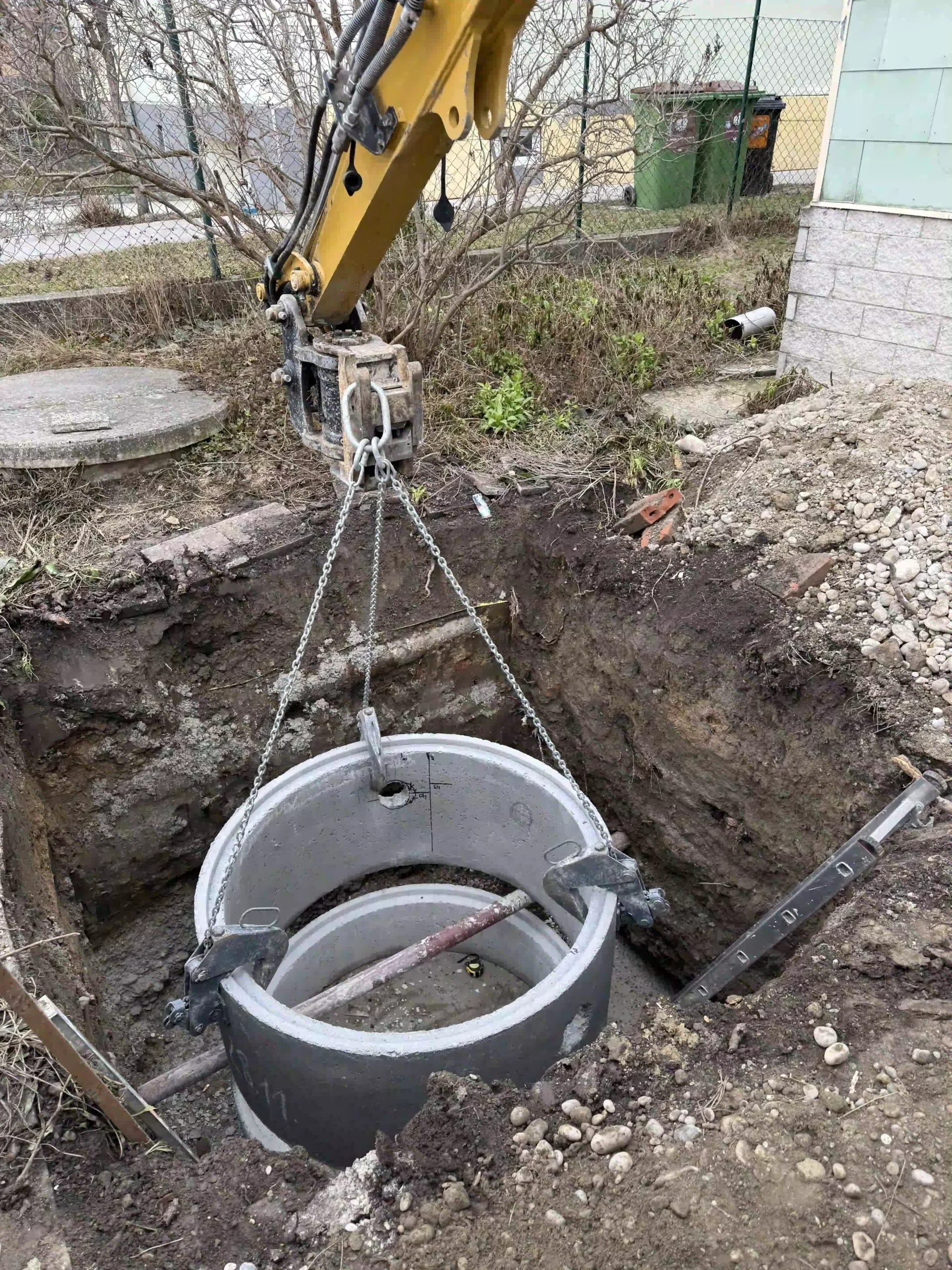 Bagger Wien – EMK Erdbau GmbH – Sickerschacht – Entwässerung Bau eines Sickerschachts durch die EMK Erdbau GmbH