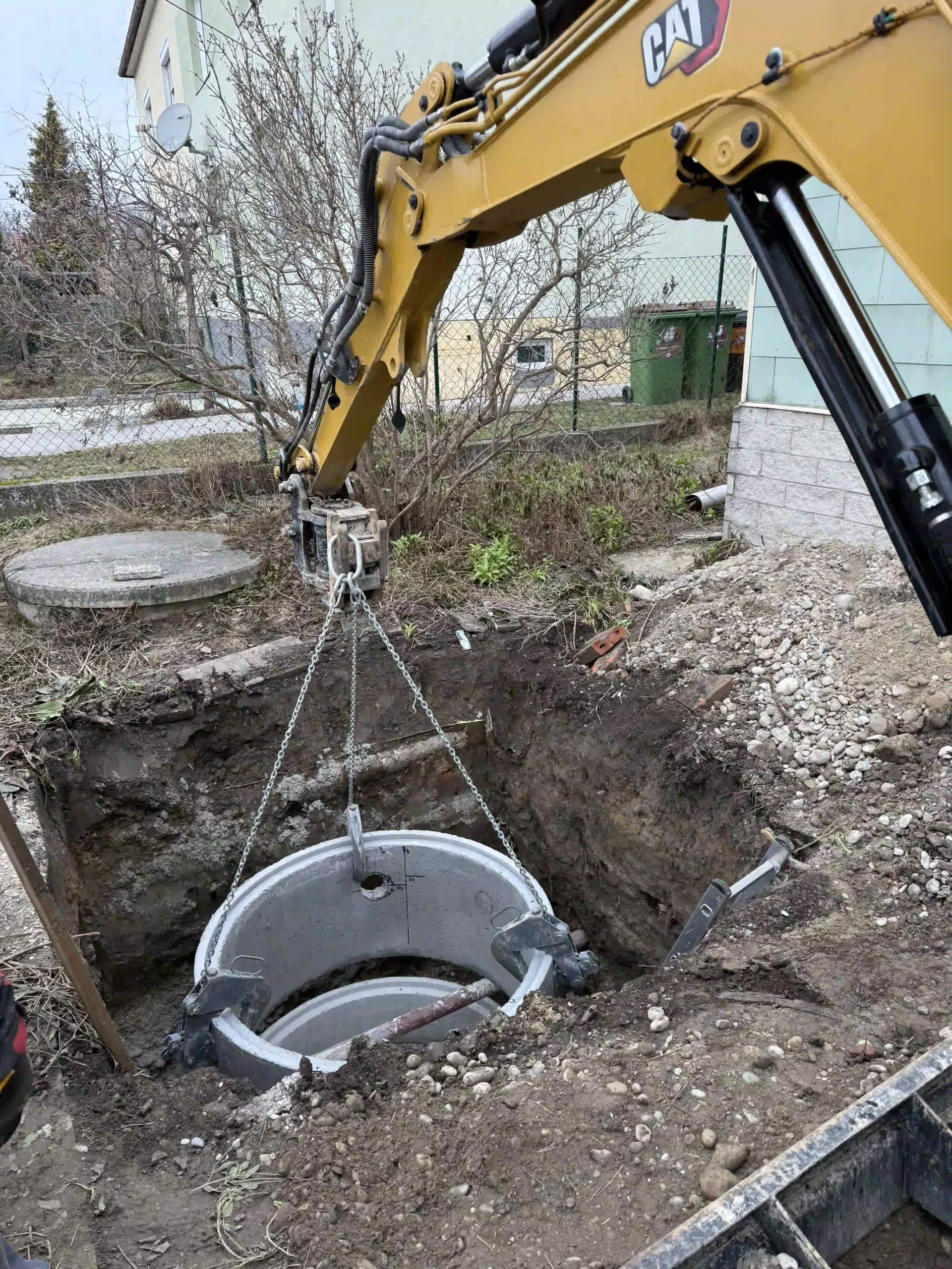 Bagger Wien – EMK Erdbau GmbH – Sickerschacht Bau eines Sickerschachts durch die EMK Erdbau GmbH