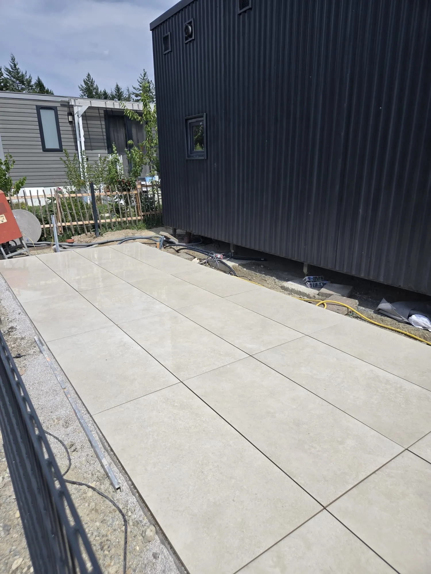 Bagger Wien – EMK Erdbau GmbH – Steinplatten – Parkplatz Bau einer Einfahrt und eines Weges rund um ein Einfamilienhaus durch die EMK Erdbau GmbH - Plattenverlegung.