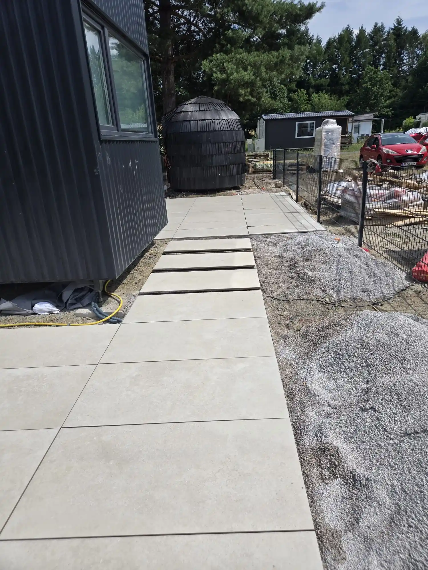 Bagger Wien – EMK Erdbau GmbH – Steinplatten – Wegbau 2 Bau einer Einfahrt und eines Weges rund um ein Einfamilienhaus durch die EMK Erdbau GmbH - Plattenverlegung.