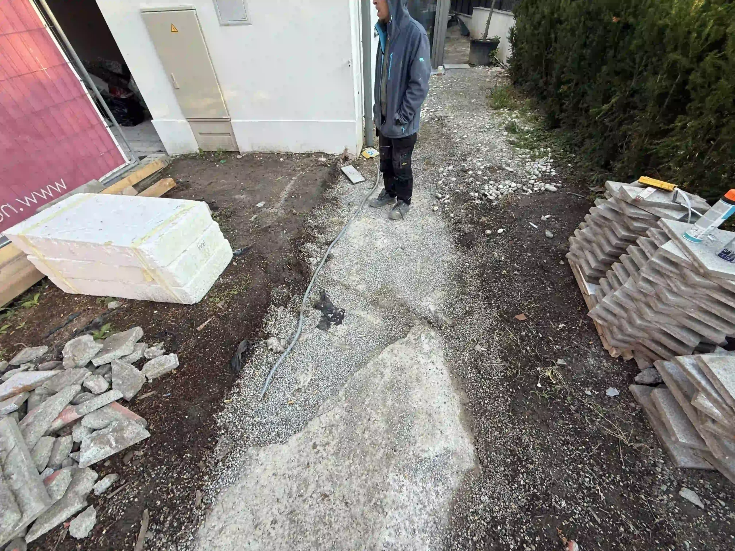 Bagger Wien – EMK Erdbau GmbH – Steinplatten – Wegbau Bau einer Einfahrt und eines Weges rund um ein Einfamilienhaus durch die EMK Erdbau GmbH - Plattenverlegung.