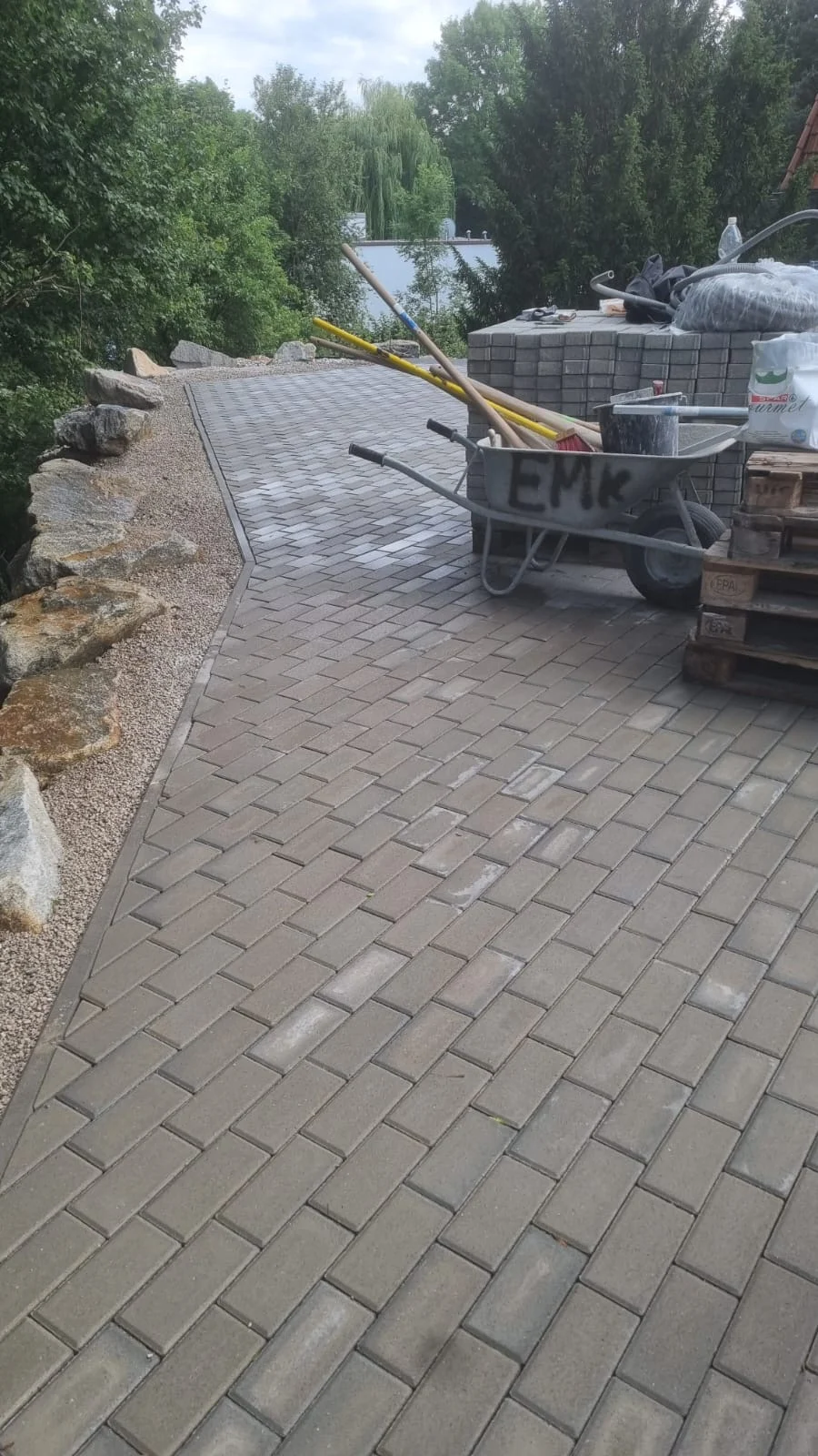 Bagger Wien – EMK Erdbau GmbH – Wegbau – Pflasterung Bau einer Einfahrt und eines Weges rund um ein Einfamilienhaus durch die EMK Erdbau GmbH.