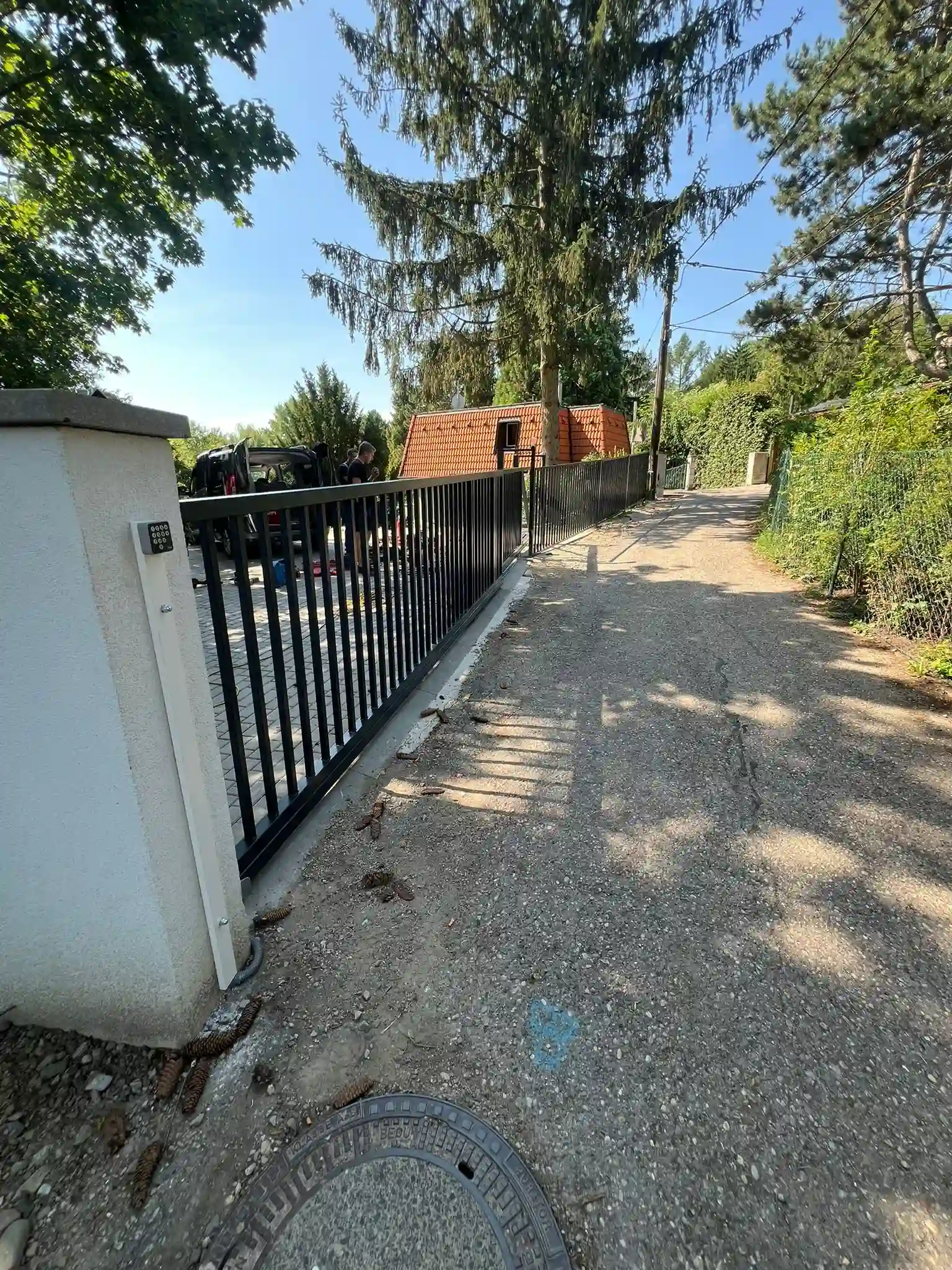Bagger Wien – EMK Erdbau GmbH – Zaun – Hecke Bau einer Einfahrt und eines Weges rund um ein Einfamilienhaus durch die EMK Erdbau GmbH.