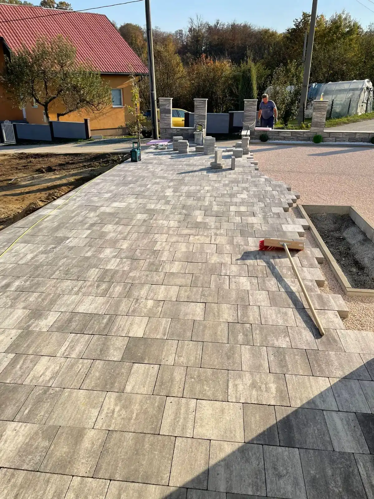 Bagger Wien – EMK Erdbau GmbH – Zufahrt – Einfahrt – Pflasterung Bau einer Einfahrt und eines Weges rund um ein Einfamilienhaus durch die EMK Erdbau GmbH.