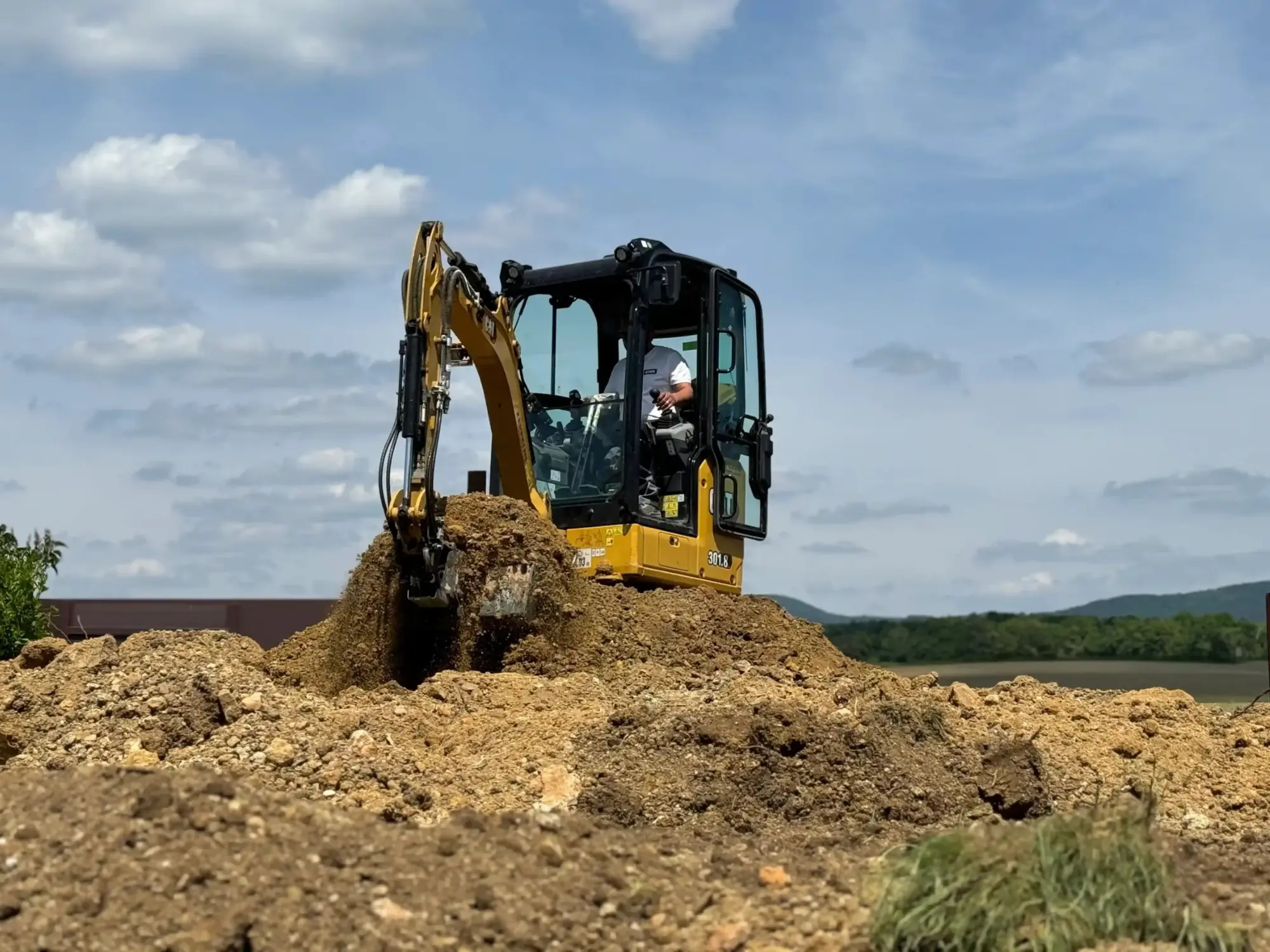 EMK Team auf Bagger bei Grabungsarbeiten