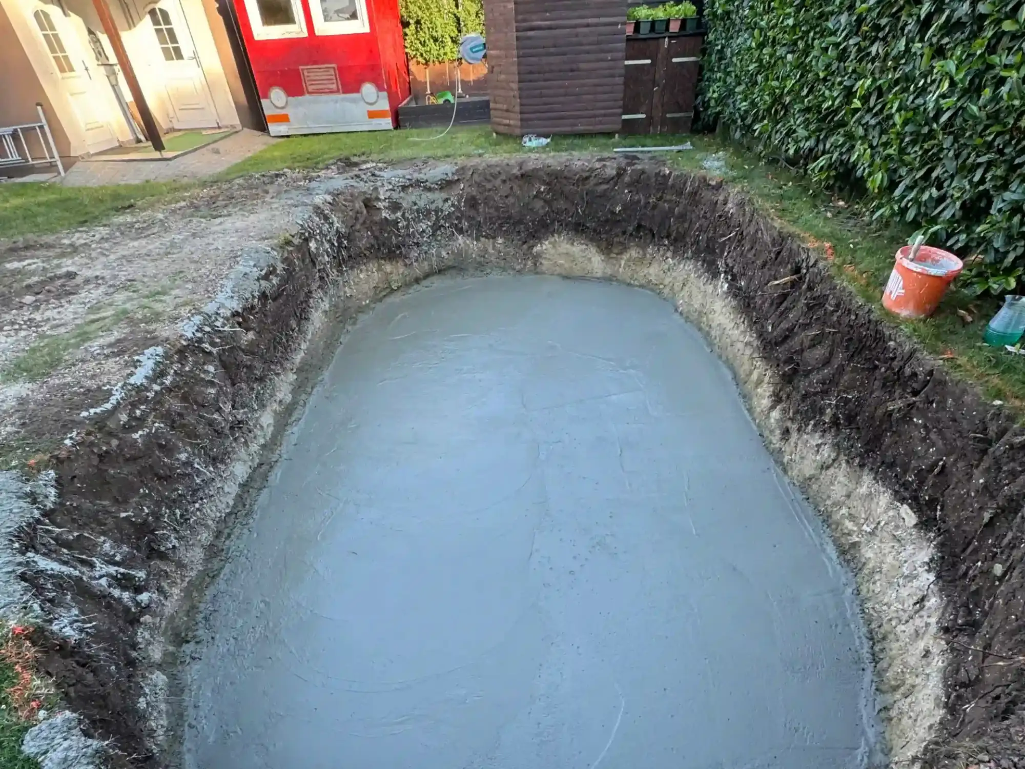 Aushub für einen Poolbau mit betoniertem Fundament durch die EMK Erdbau GmbH