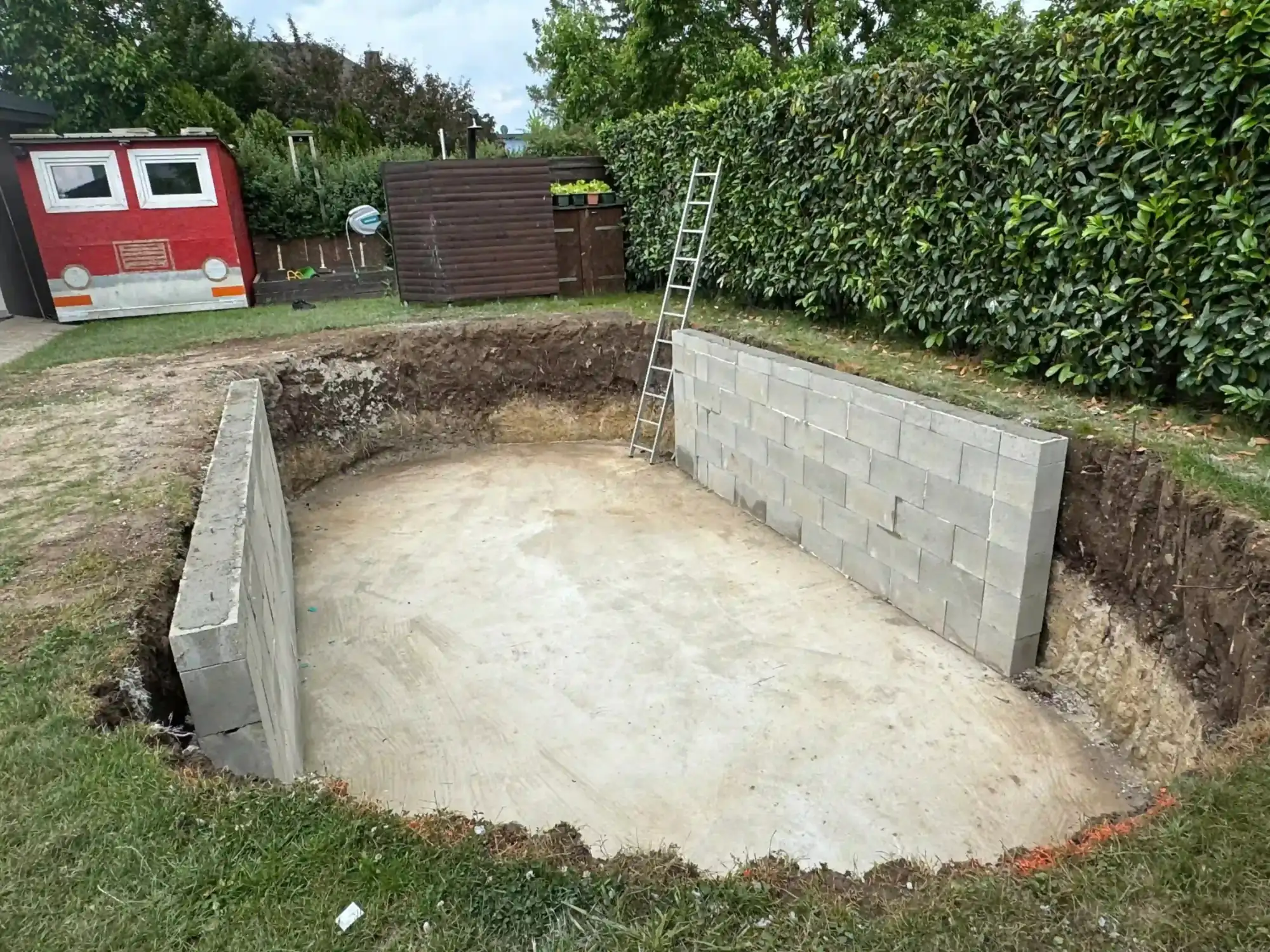 Aushub für einen Poolbau mit beginnendem Mauerbau durch die EMK Erdbau GmbH