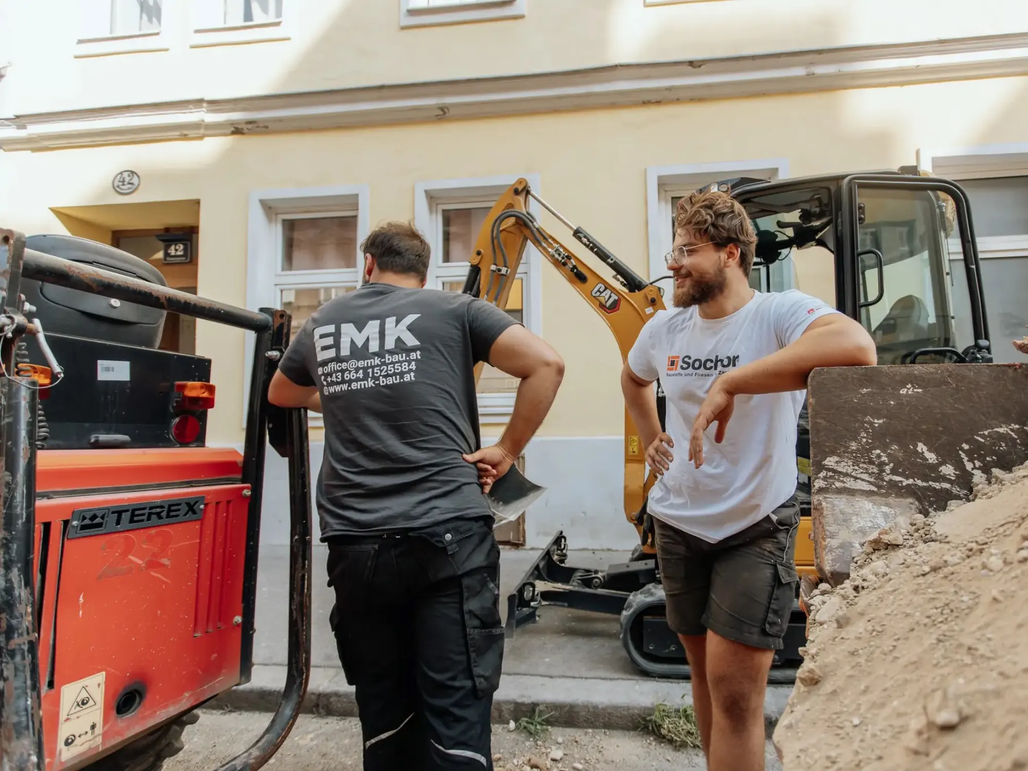 bagger-wien_Planung-EMK Team der EMK Erdbau GmbH auf einer Baustelle
